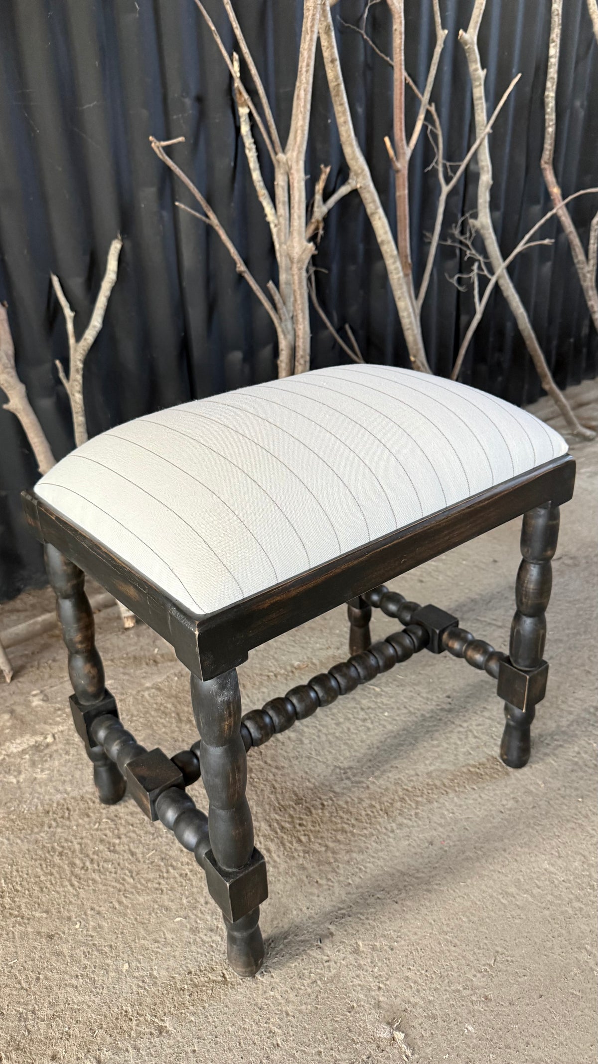 Banqueta Monica — Pino Clear Pulido Negro Desgastado 44x32x48
