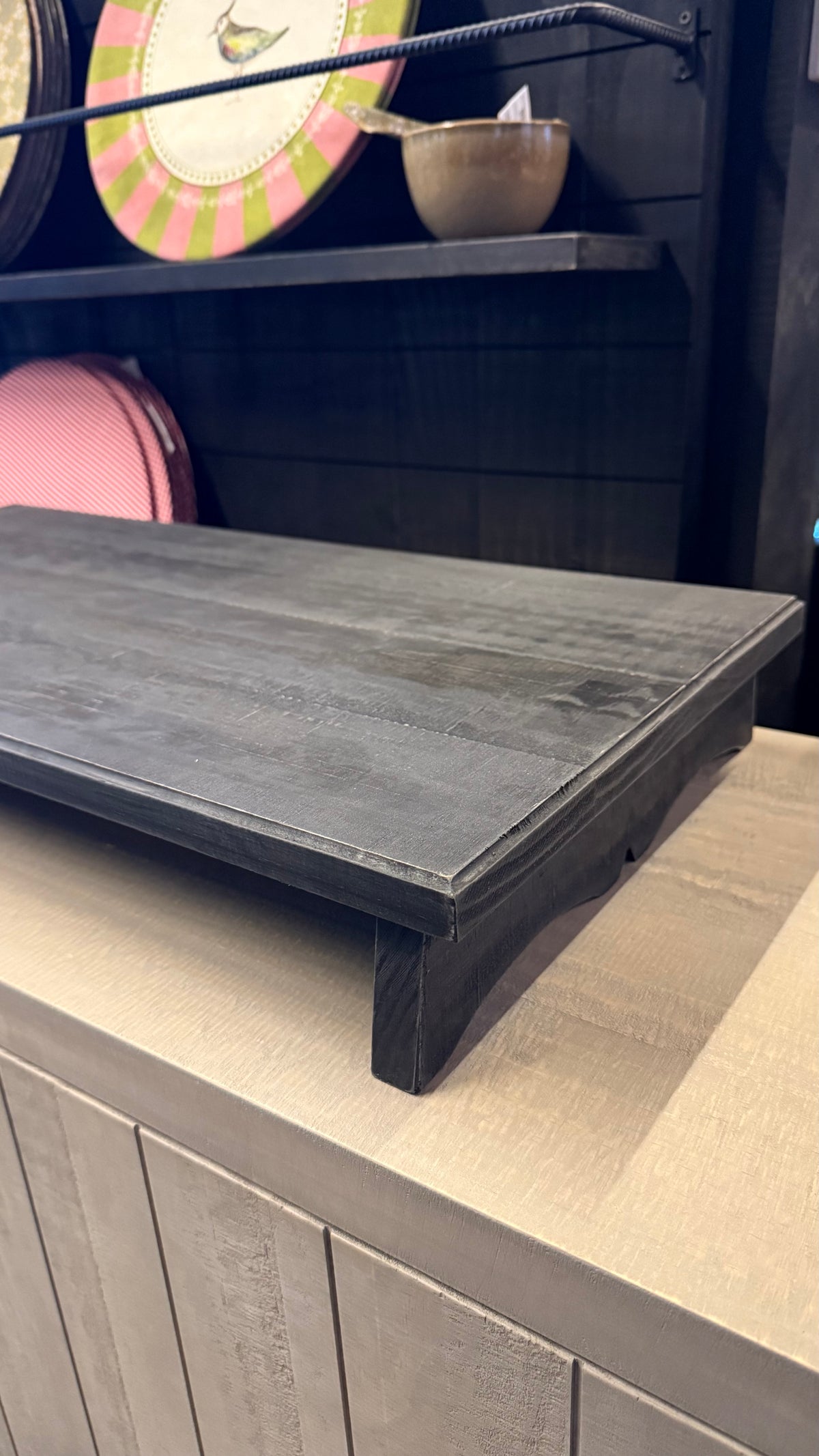 Tarima Rústica — Pino Clear Aserrada Pátina Negra Tamaño Grande 70x35x8