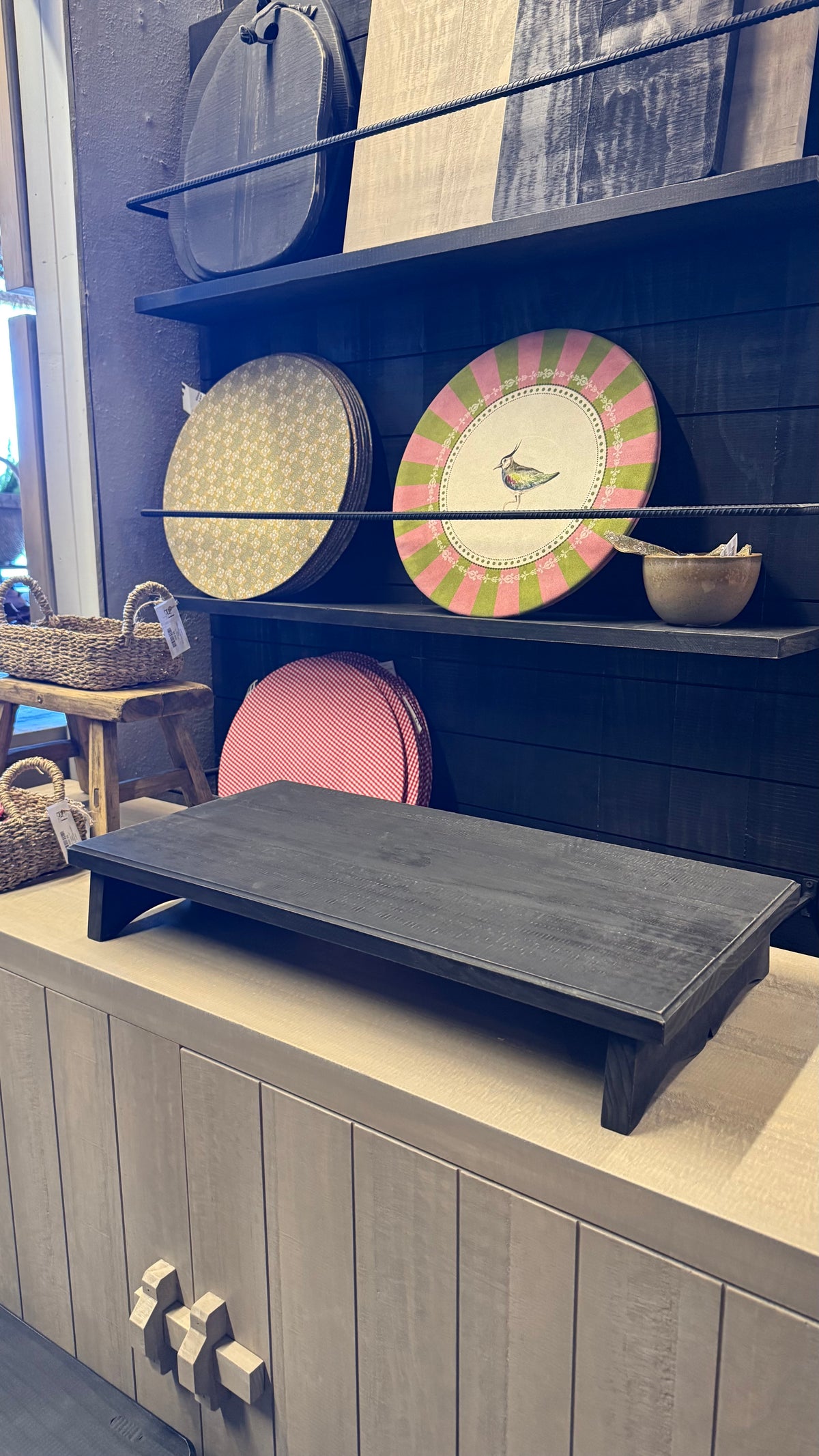 Tarima Rústica — Pino Clear Aserrada Pátina Negra Tamaño Mediano 60x30x8