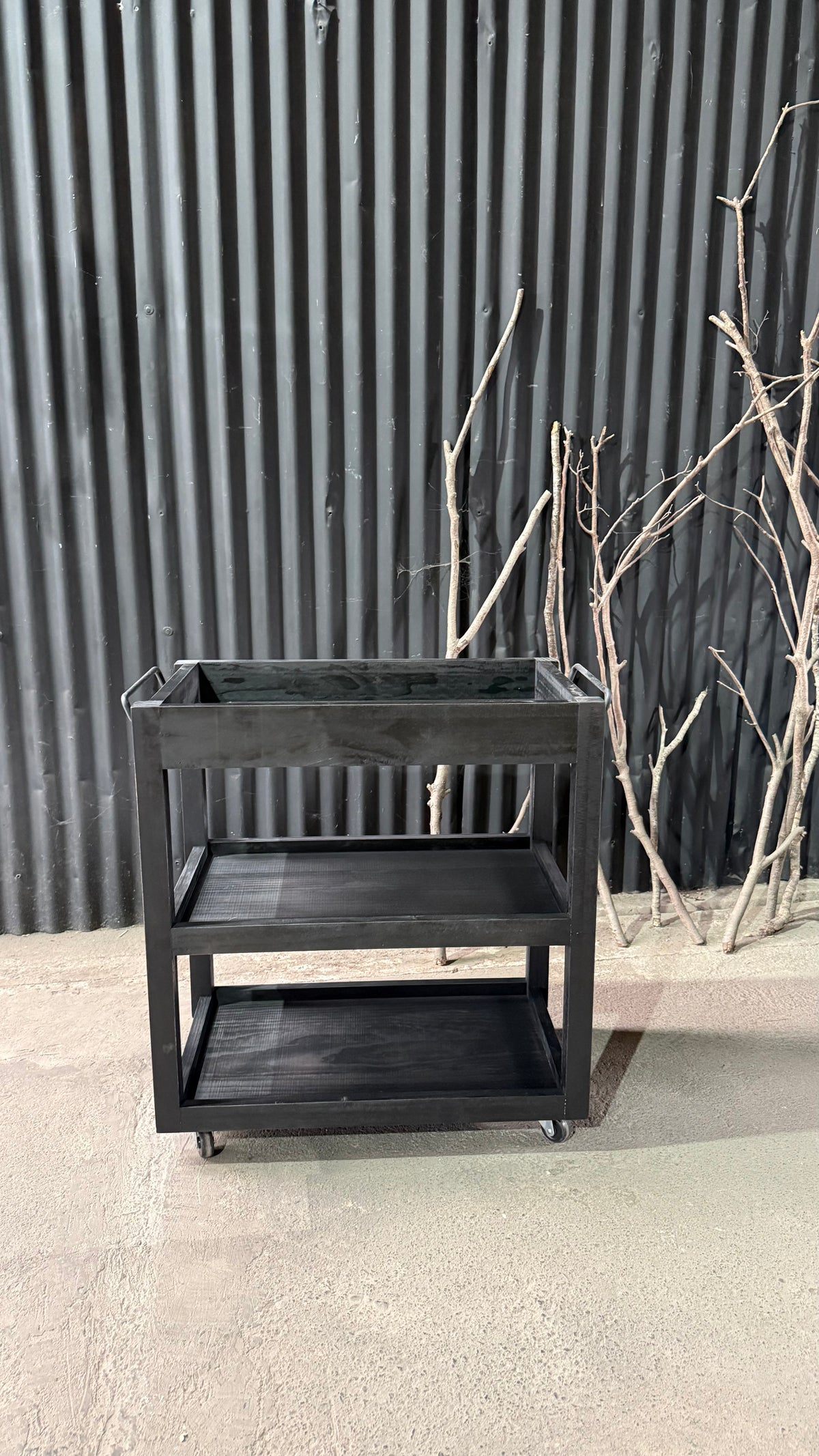Carro Bar — Pino Clear Aserrado Pátina Negra Tamaño Chico 70x40x75