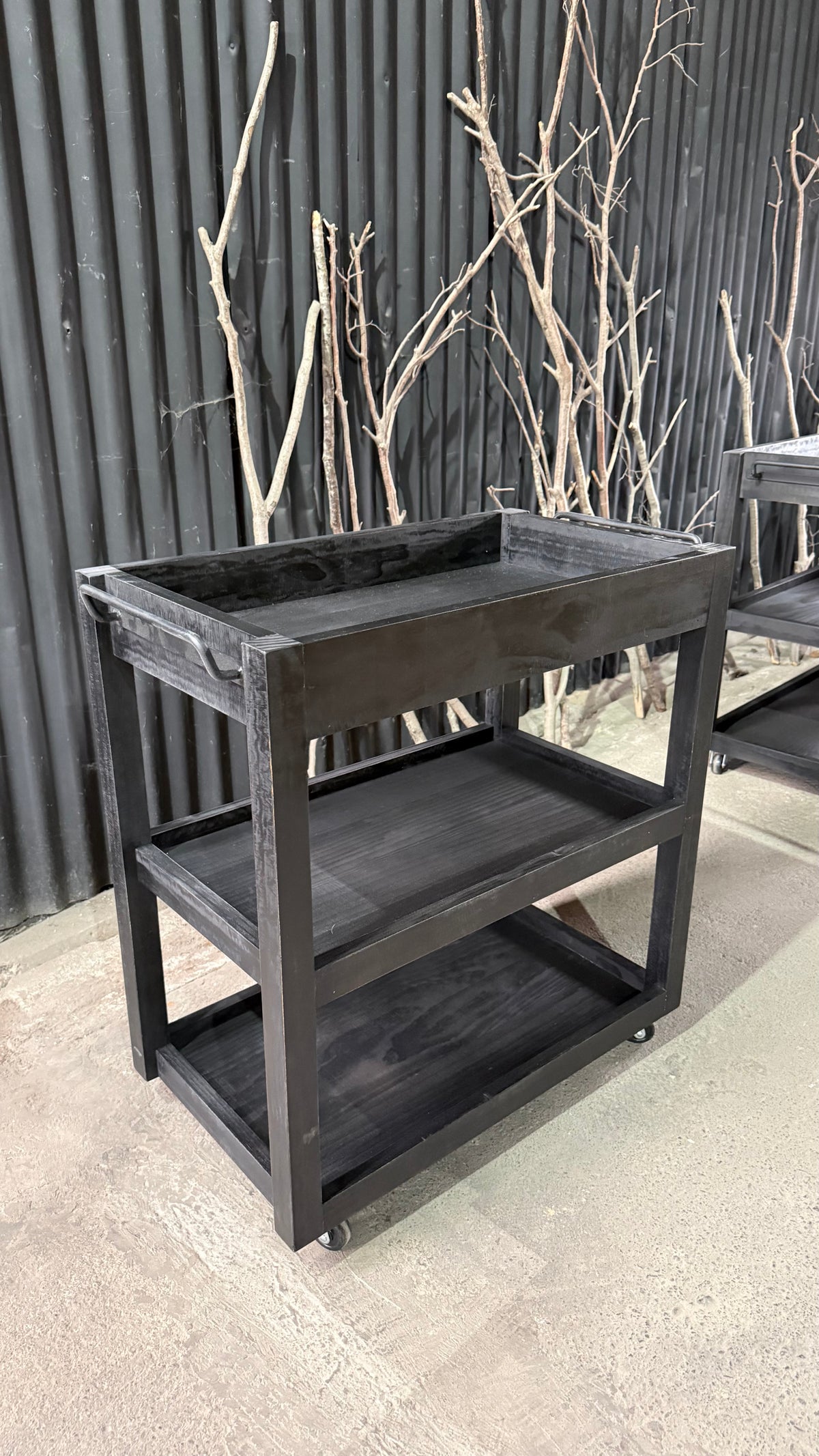 Carro Bar — Pino Clear Aserrado Pátina Negra Tamaño Chico 70x40x75