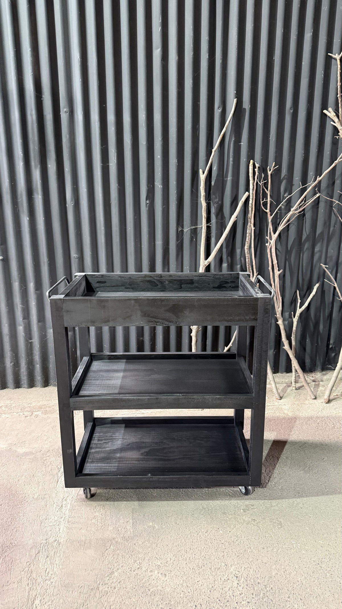 Carro Bar — Pino Clear Aserrado Pátina Negra Tamaño Chico 70x40x75