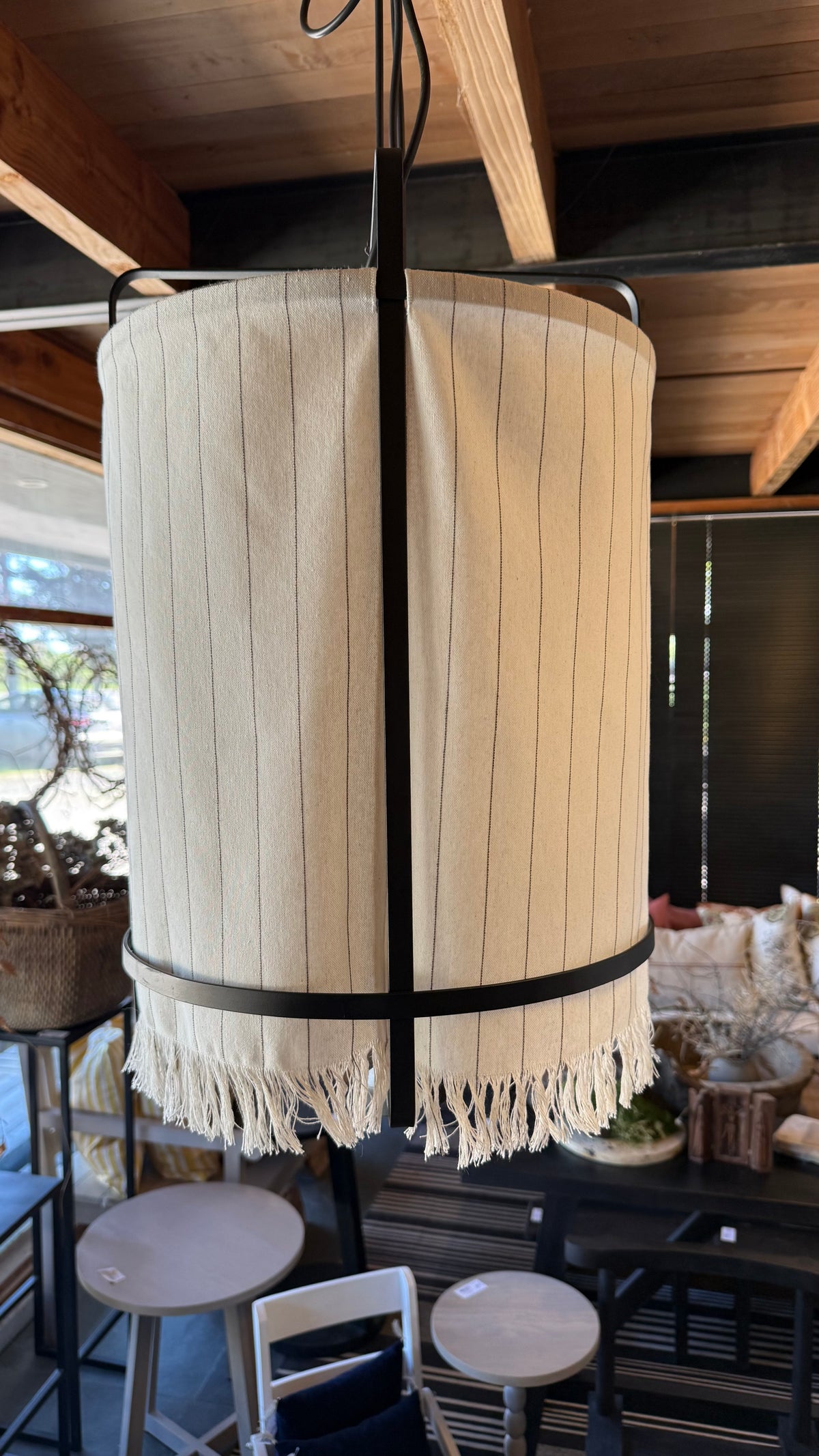 Lámpara Colgante — Fierro Pletina Funda Algodón Blanco con Líneas Y Flecos 40x60