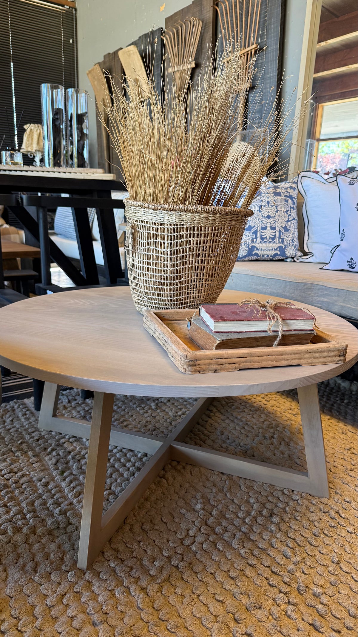 Mesa de Centro Ana — Pino Clear Teñido Rústico Pulida Gris Beige Oscuro Envejecido 90x90x40