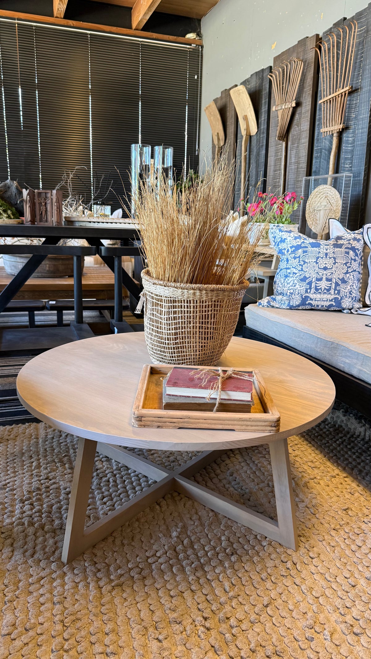 Mesa de Centro Ana — Pino Clear Teñido Rústico Pulida Gris Beige Oscuro Envejecido 90x90x40