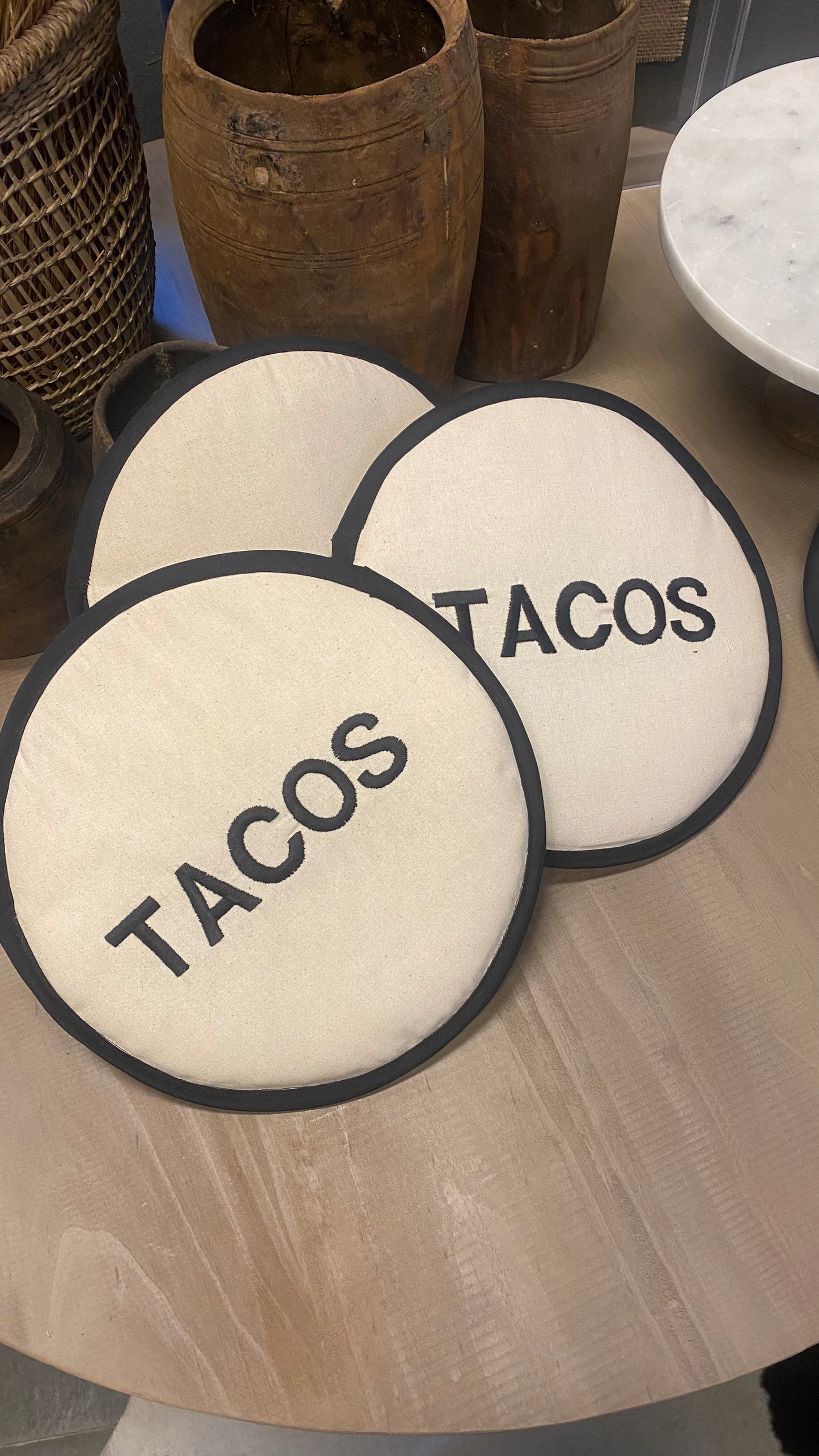 Funda taco bordada blanca
