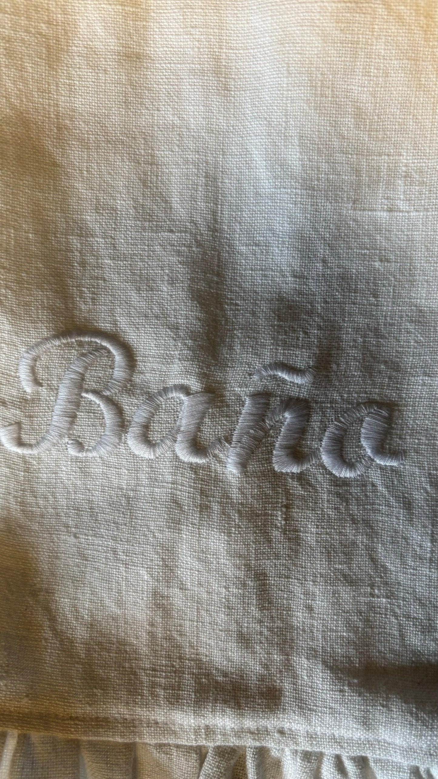 Toalla lino bordada baño vuelos