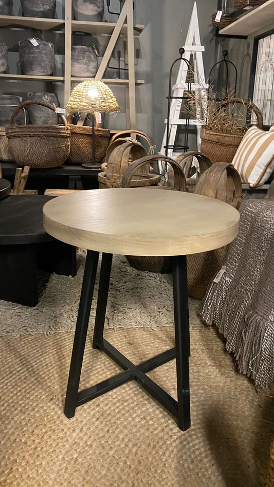 Mesa lateral Mónica 50x55 teñido rústico