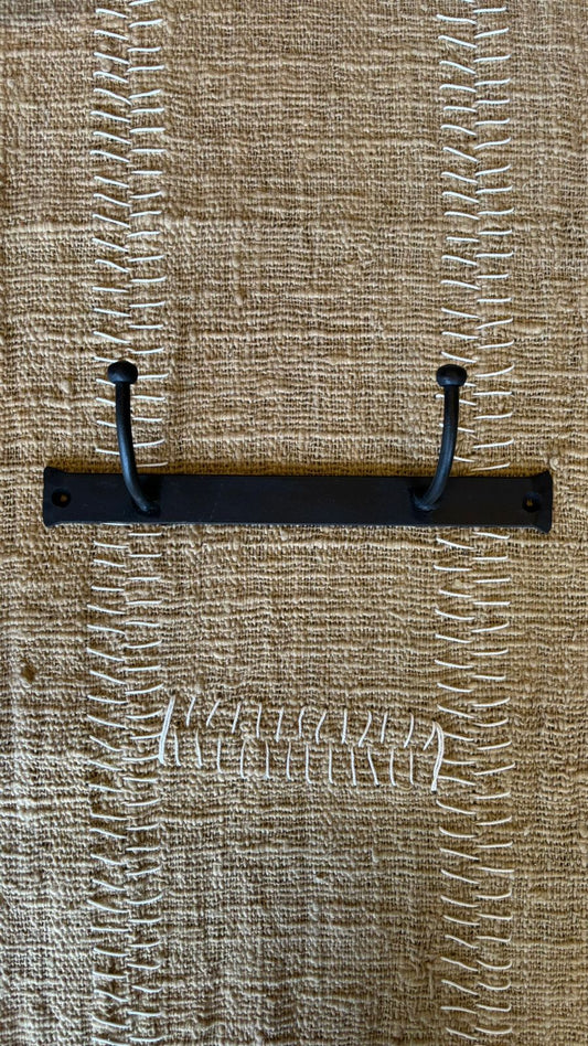 Percha fierro dos colgadores 25 cm negra