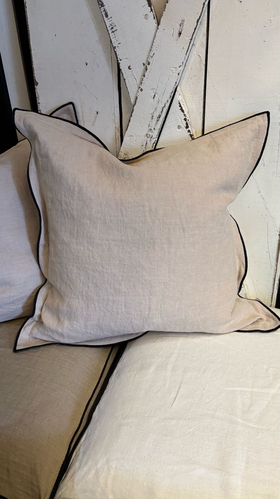 Cojín lino beige pestaña borde negro 50x50