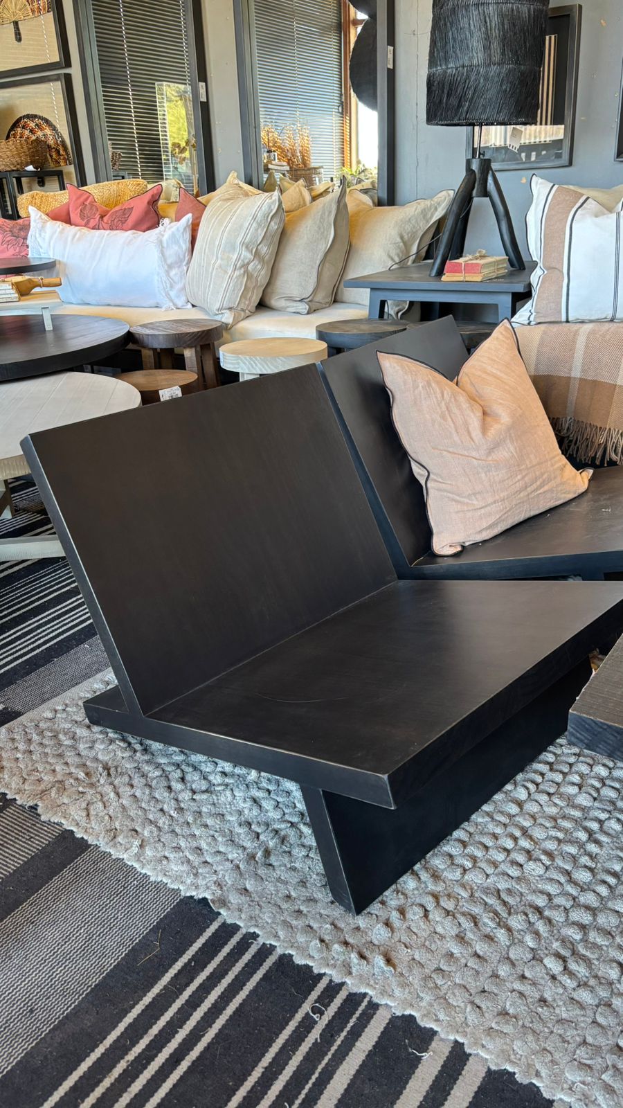 Sitial bajo pátina negra