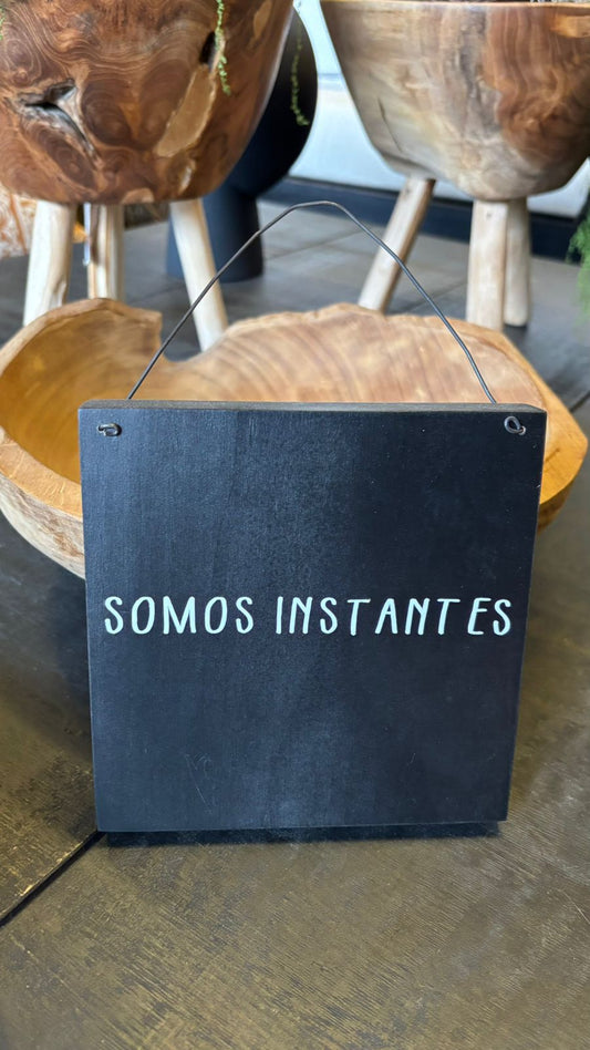 Letrero negro somos instantes