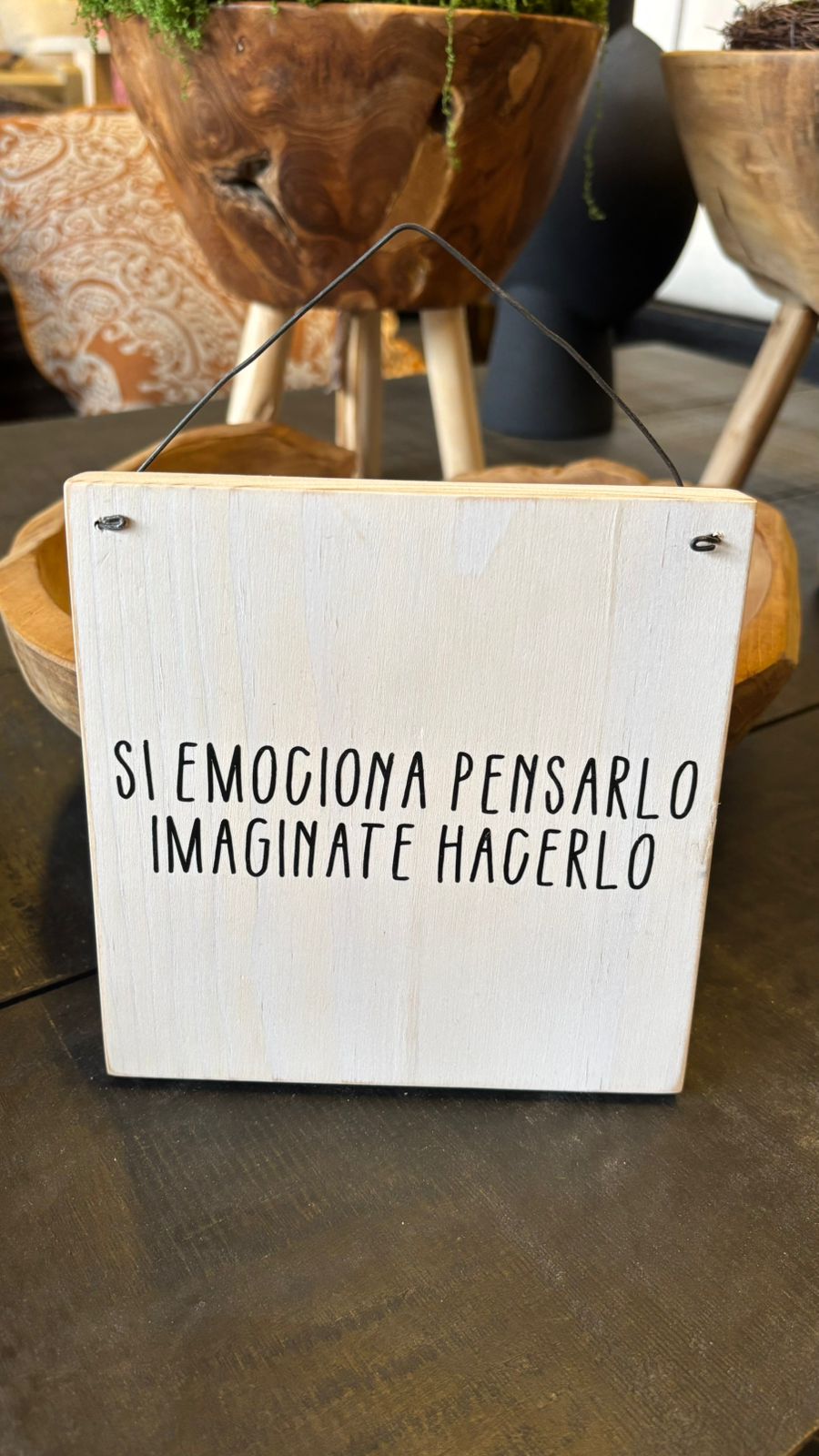 Letrero aguada blanca si emociona pensarlo