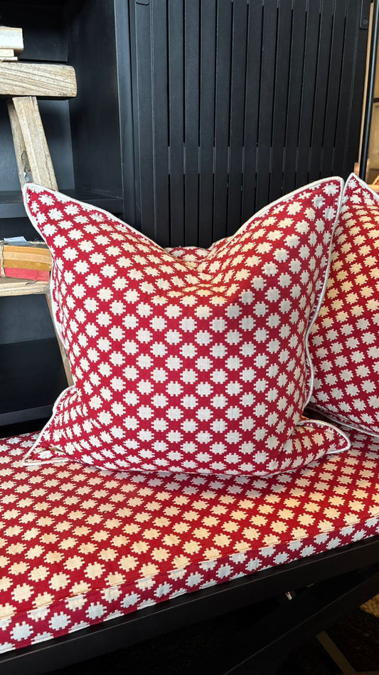Cojín diseño rojo 50x50 bordado blanco