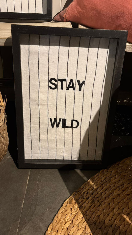 Cuadro bordado stay wild marco pátina negra