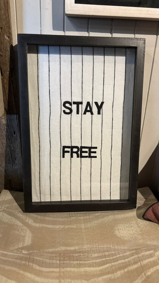 Cuadro bordado stay free marco pátina negra