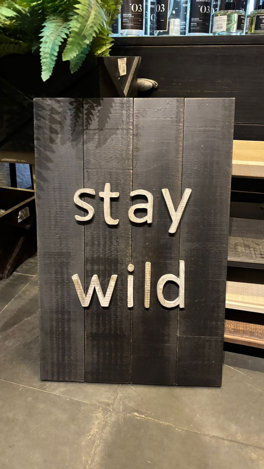 Letrero 40x60 stay wild gris