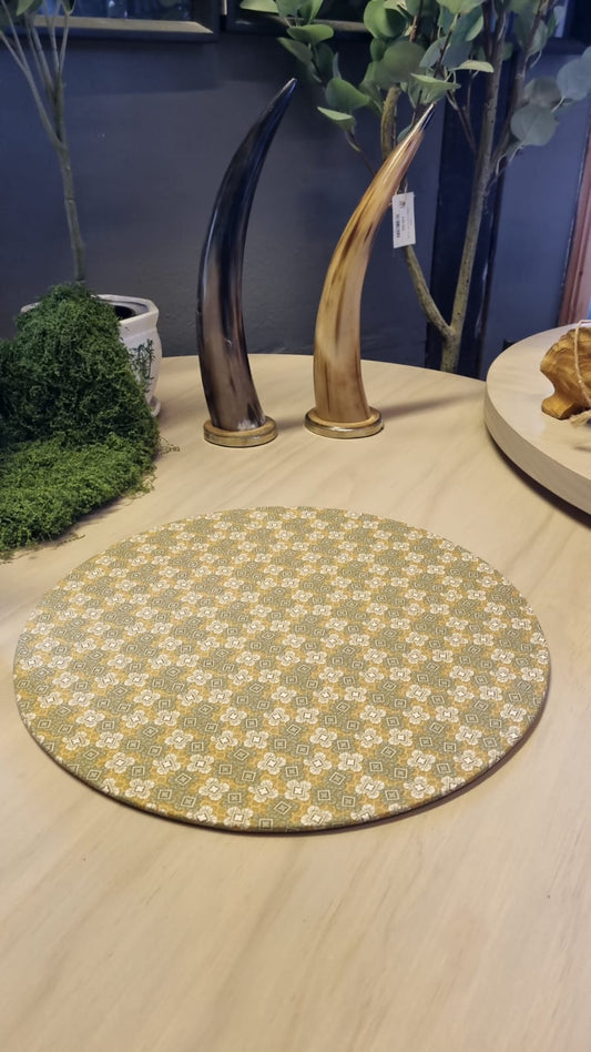 Bajo plato verde con diseño