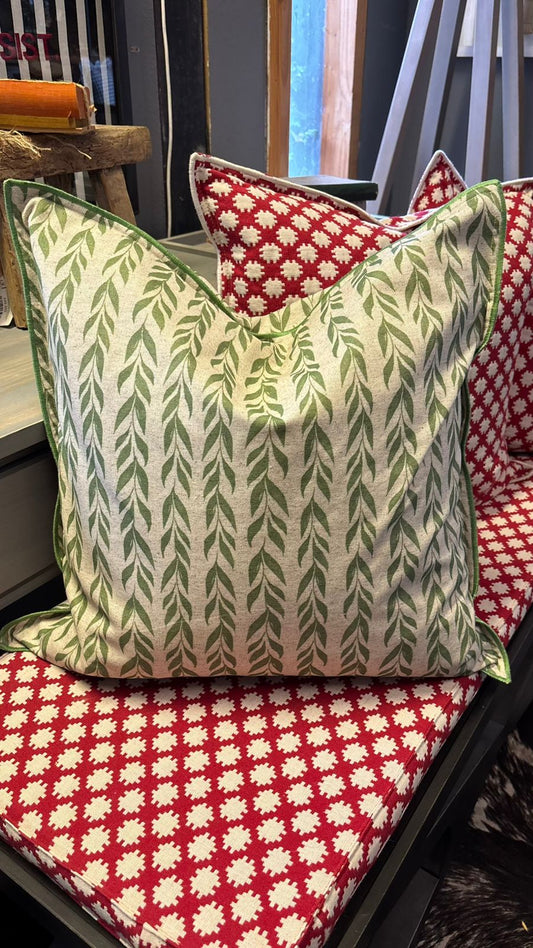 Cojín diseño verde borde bordado 50x50