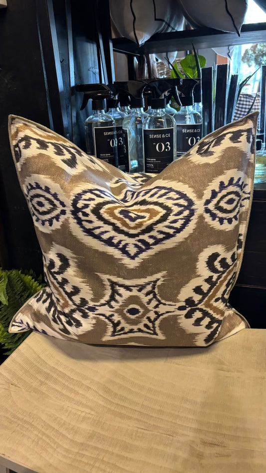 Cojín gris con diseños borde bordado 50x50