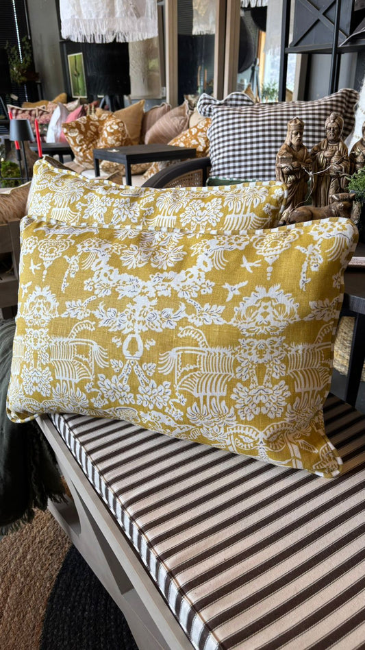 Cojín amarillo diseño flores 55x35 bordes con diseño