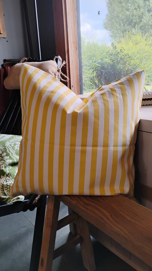 Cojín funda amarillo lineas blancas 50x50 diseño 1