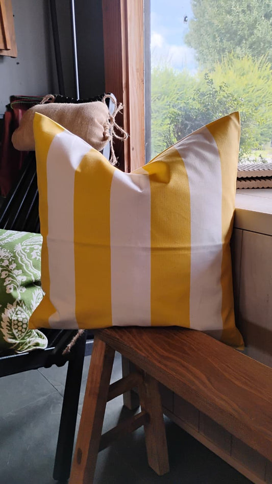 Cojín funda amarillo lineas blancas 50x50 diseño 2