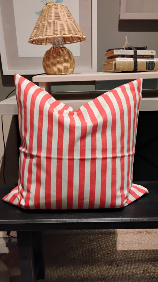 Cojín funda rojo lineas blancas 50x50 diseño 1