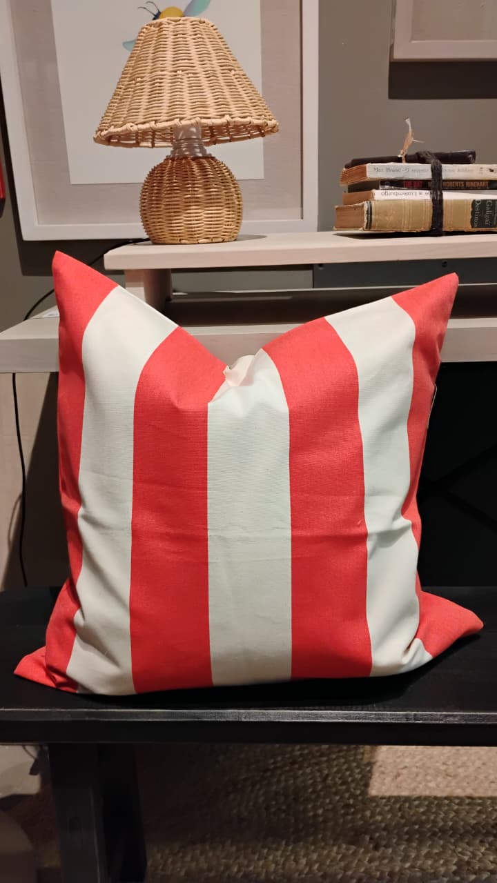 Cojín funda rojo lineas blancas 50x50 diseño 2