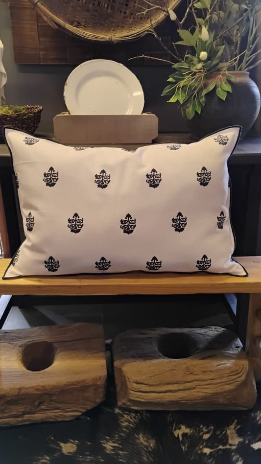 Cojín funda blanca figuras azul 60x40 bordado azul