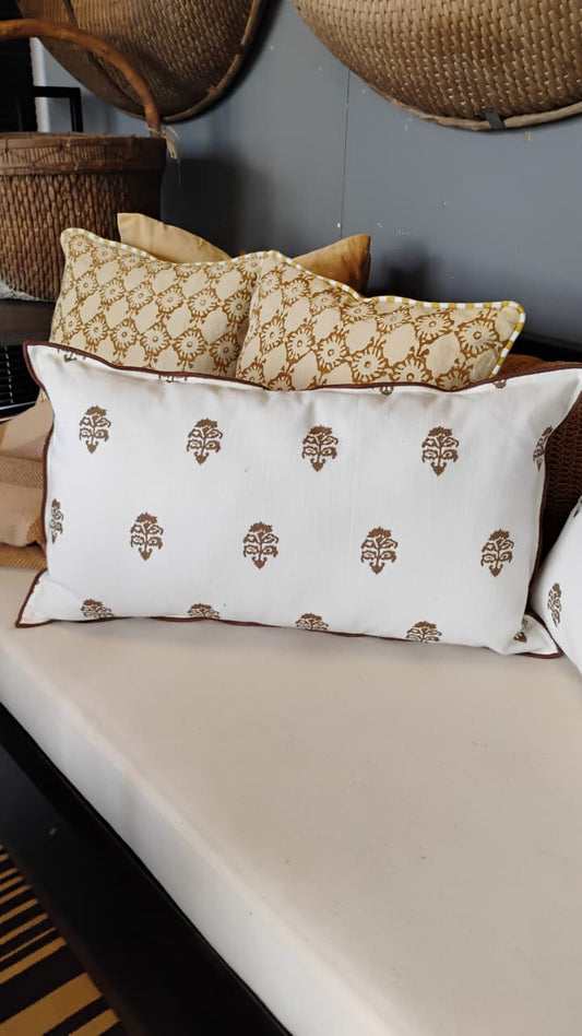 Cojín funda blanca figuras café 60x30 bordado café