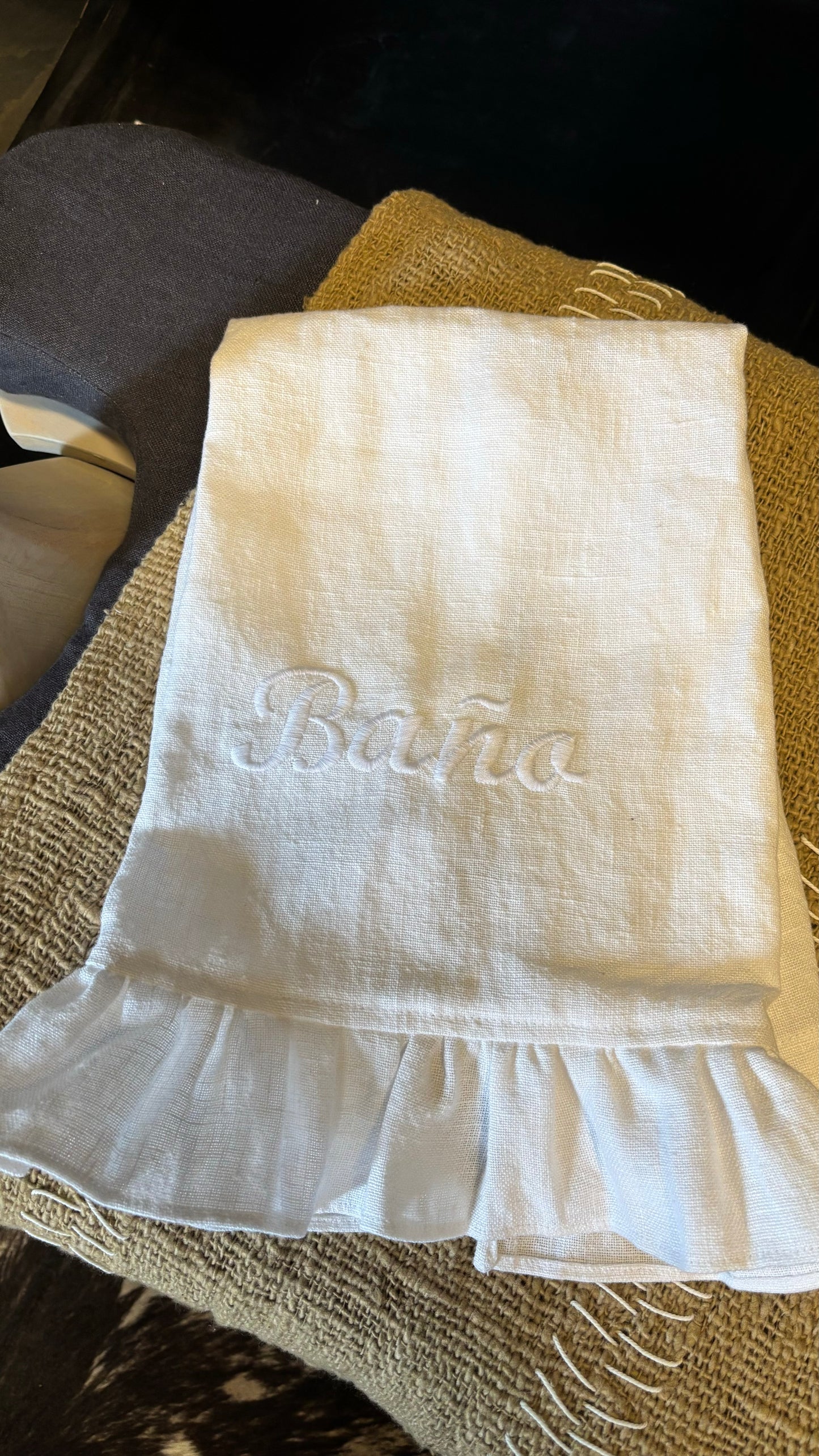 Toalla lino bordada baño vuelos