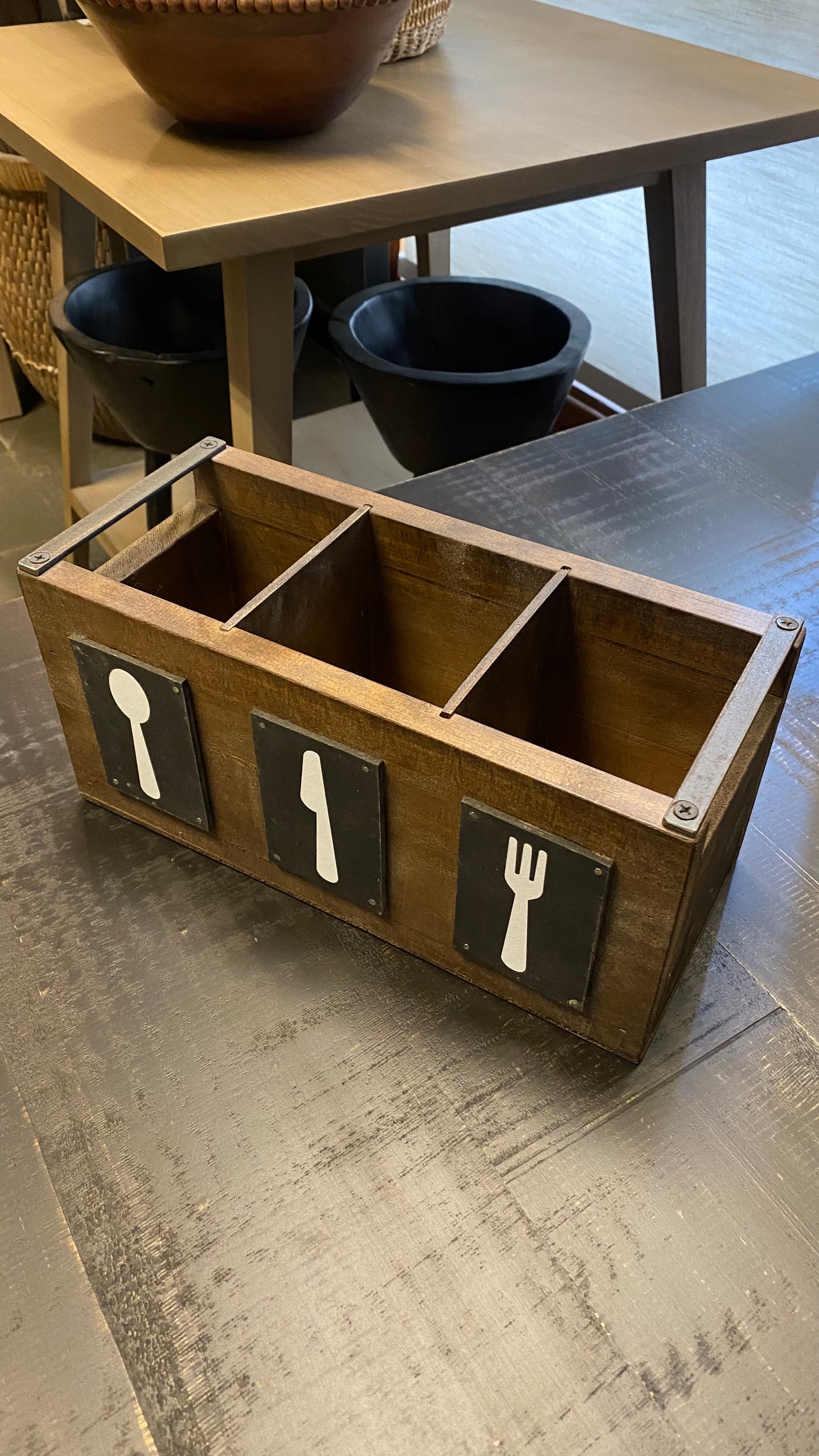 Porta cubierto con separaciones teñido Café