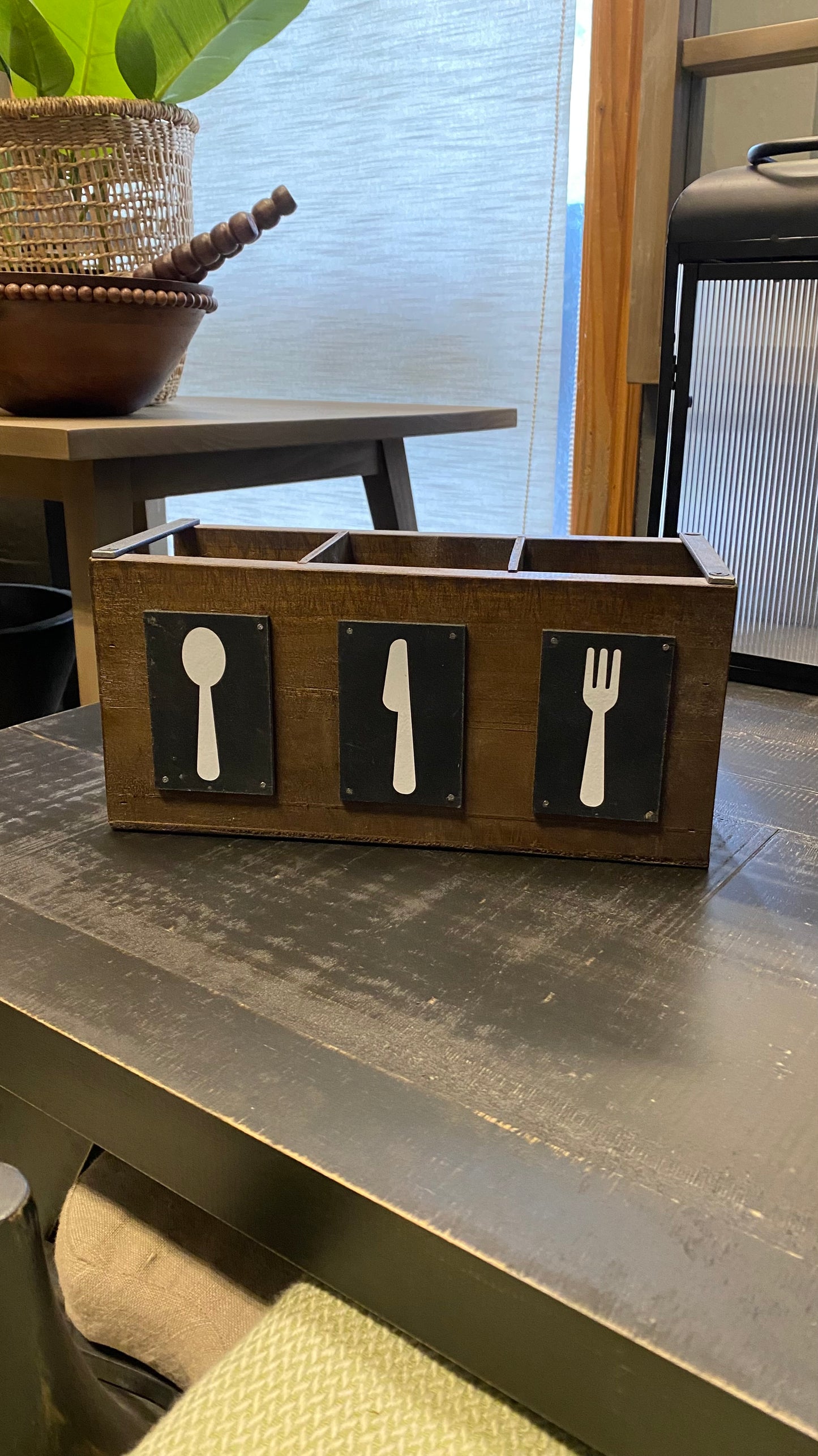 Porta cubierto con separaciones teñido Café