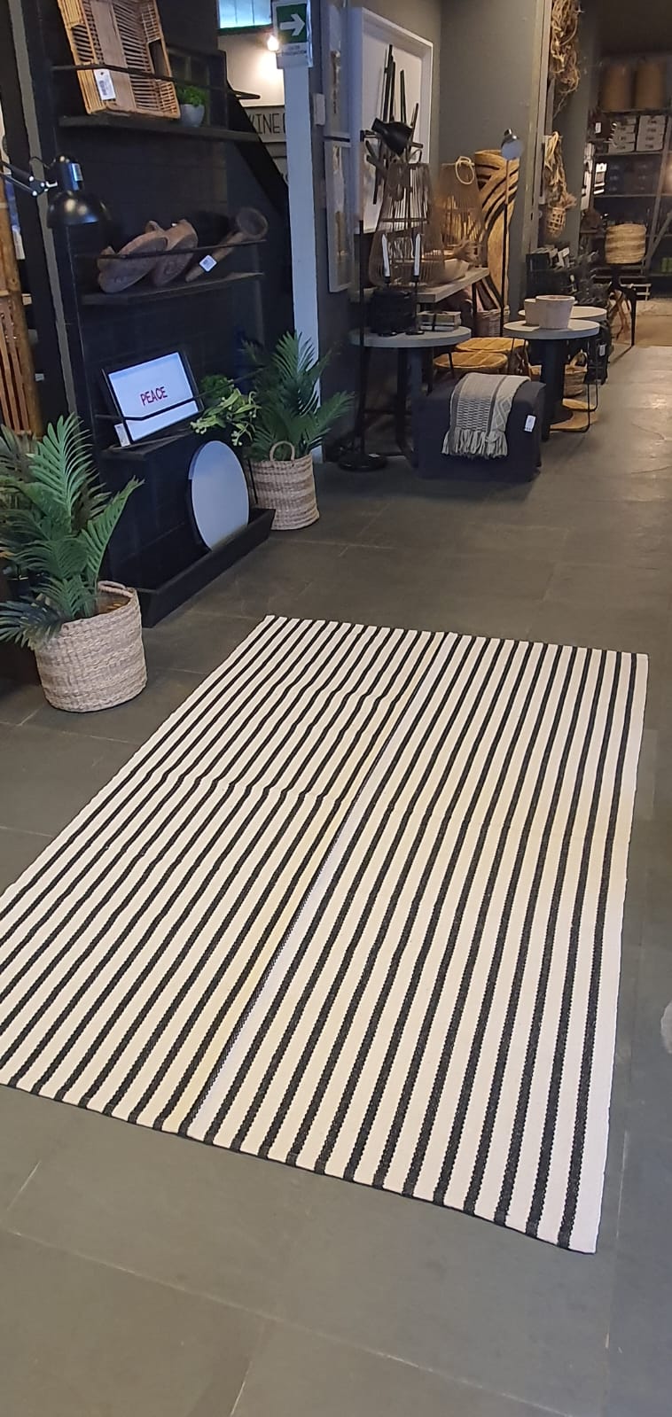 Alfombra linea angosta negra 120x180