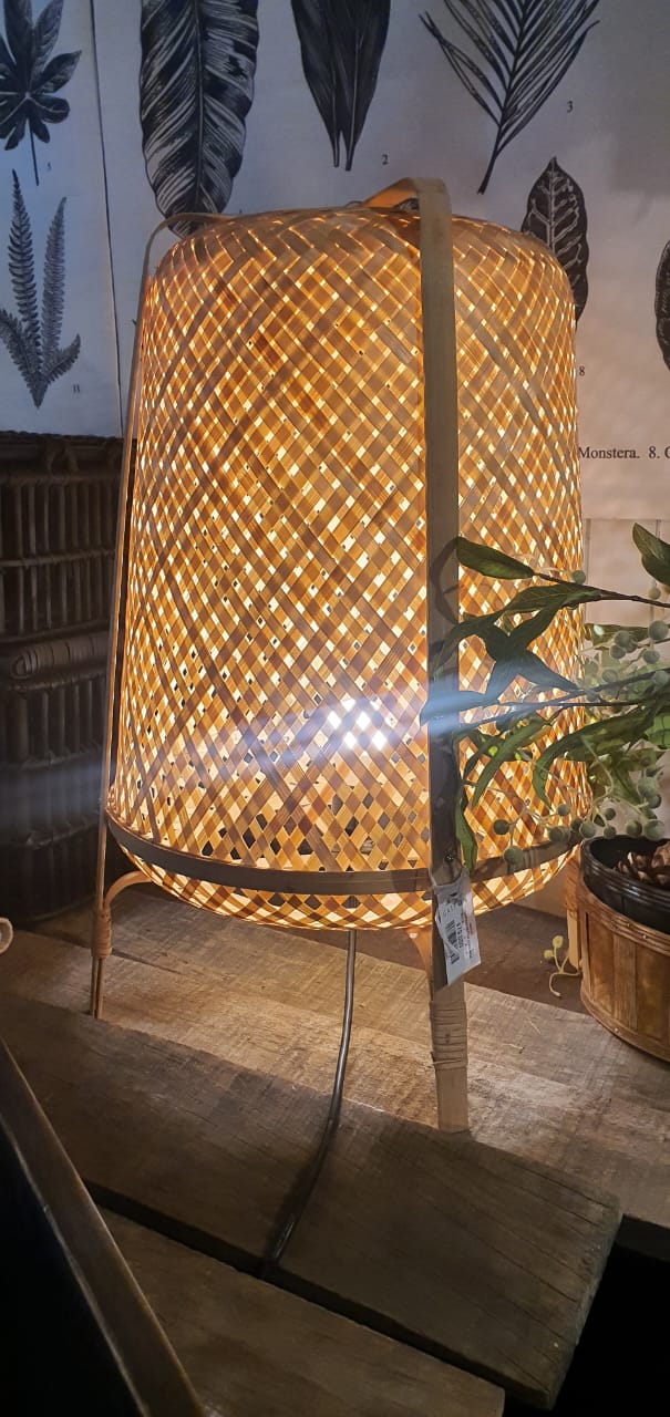 Lampara rattan sobre mesa natural