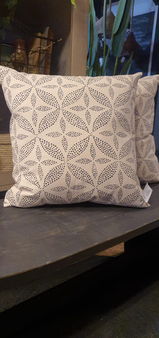 cojín beige con diseño 50x50