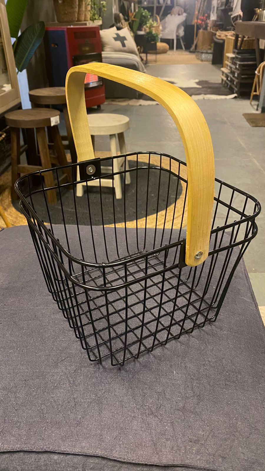 Canasto metal negro tomador madera
