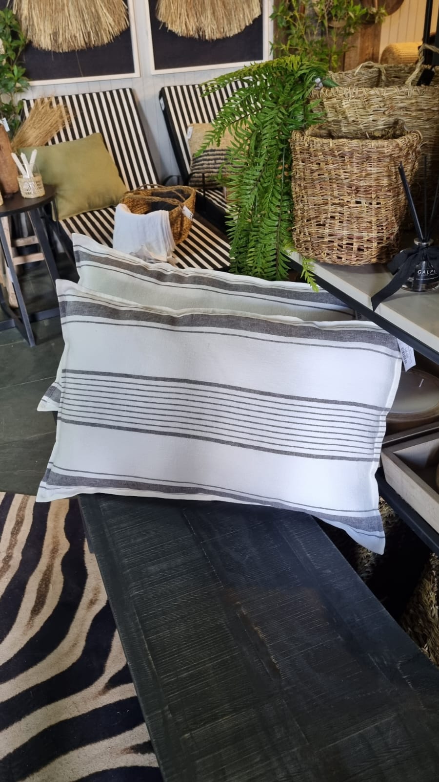Cojin blanco pestaña lineas gris 45x70
