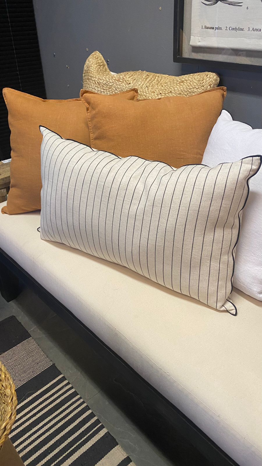 Cojin beige lineas borde bordado 70x40