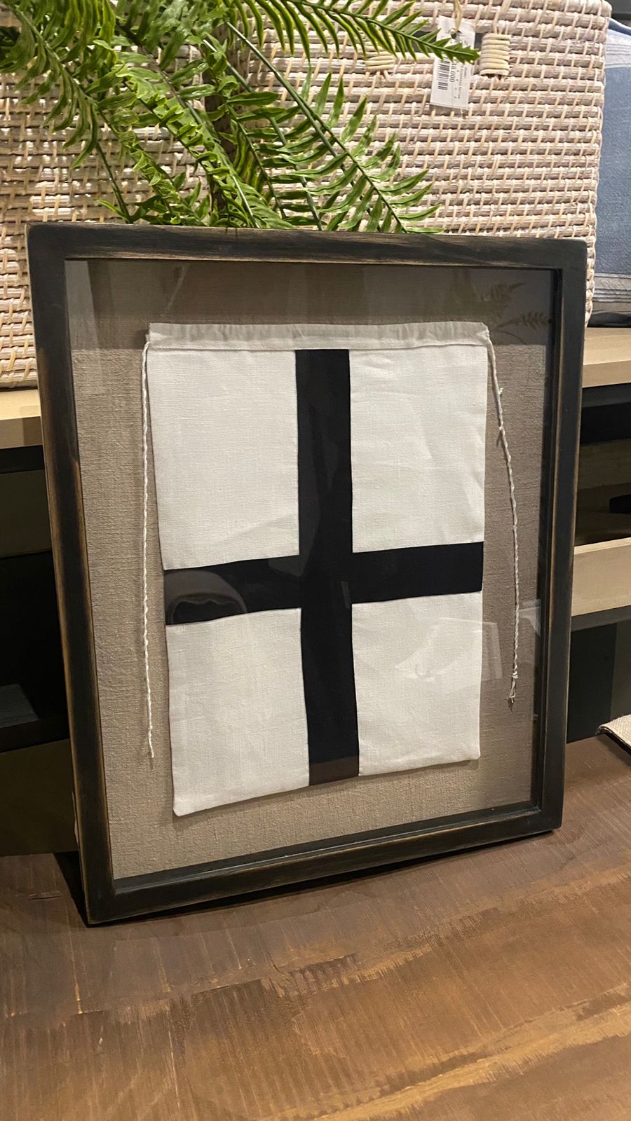 Cuadro banderin cruz negra marco negro 40x49