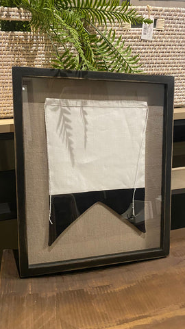 Cuadro banderin puntas negras marco negro 40x49