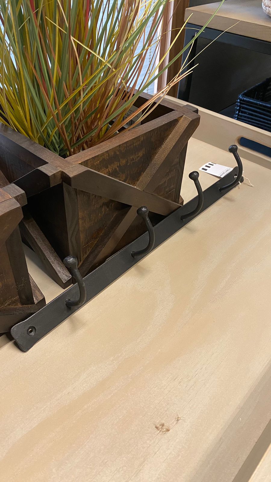 Percha fierro cuatro colgadores 43 cm