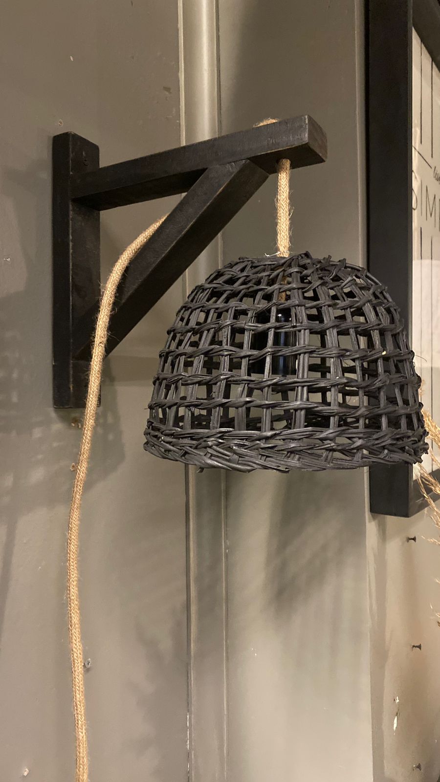 Pantalla manila negra escuadra madera