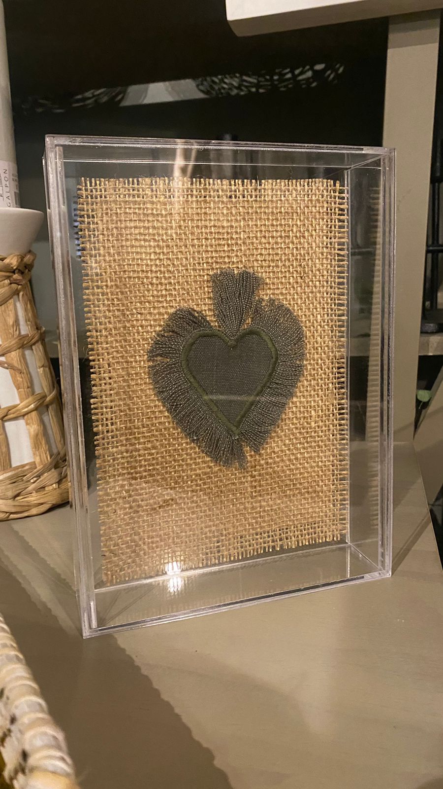 Caja acrilica corazon verde en arpillera