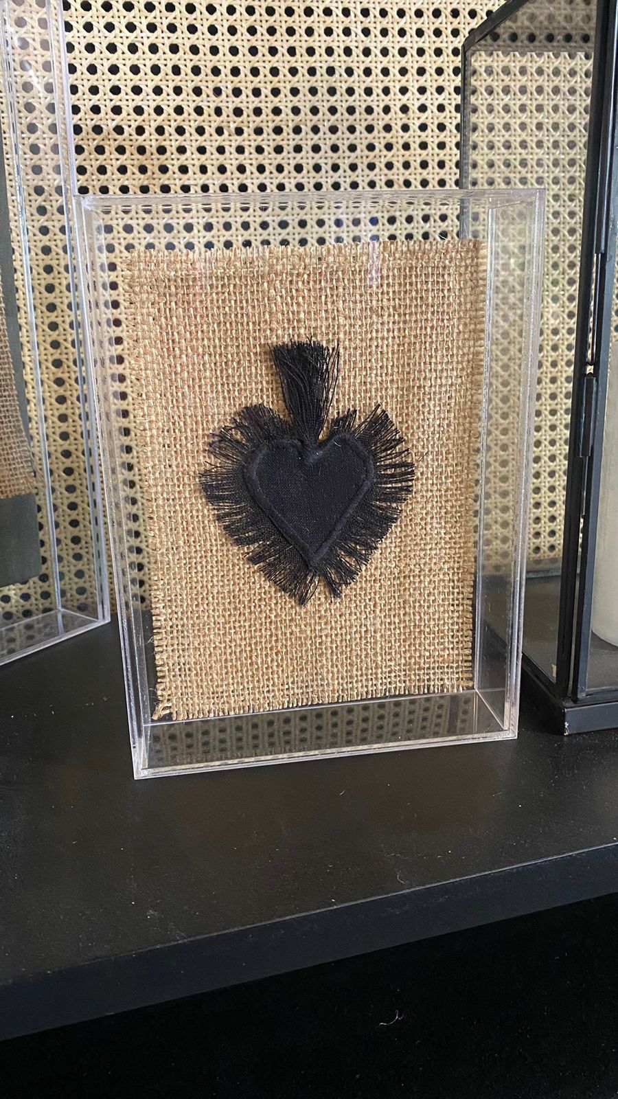 Caja acrilica corazon negro en arpillera