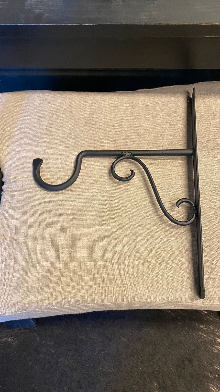 Escuadra fierro con diseño negro
