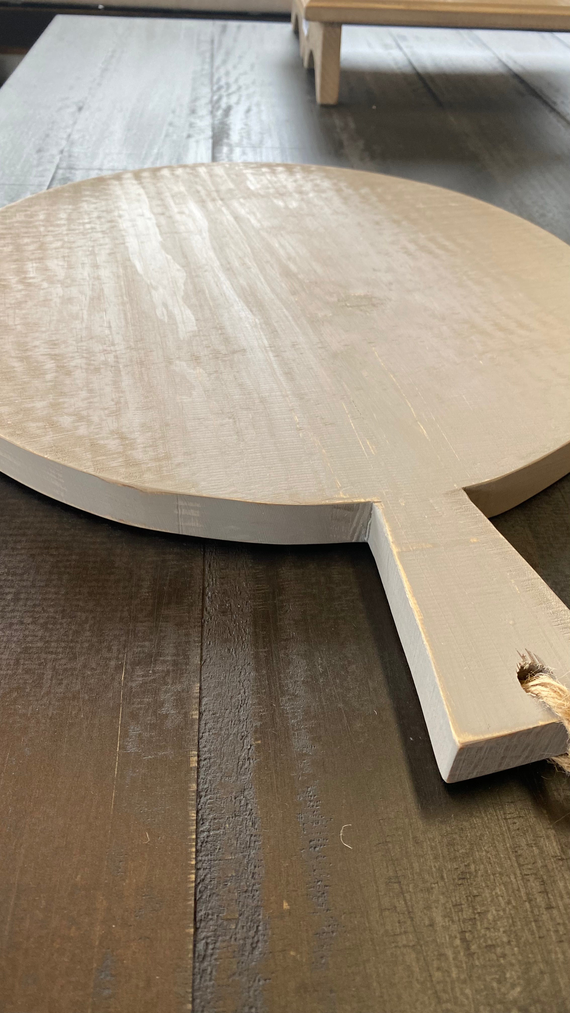 Tabla redonda con mango grande aguada gris