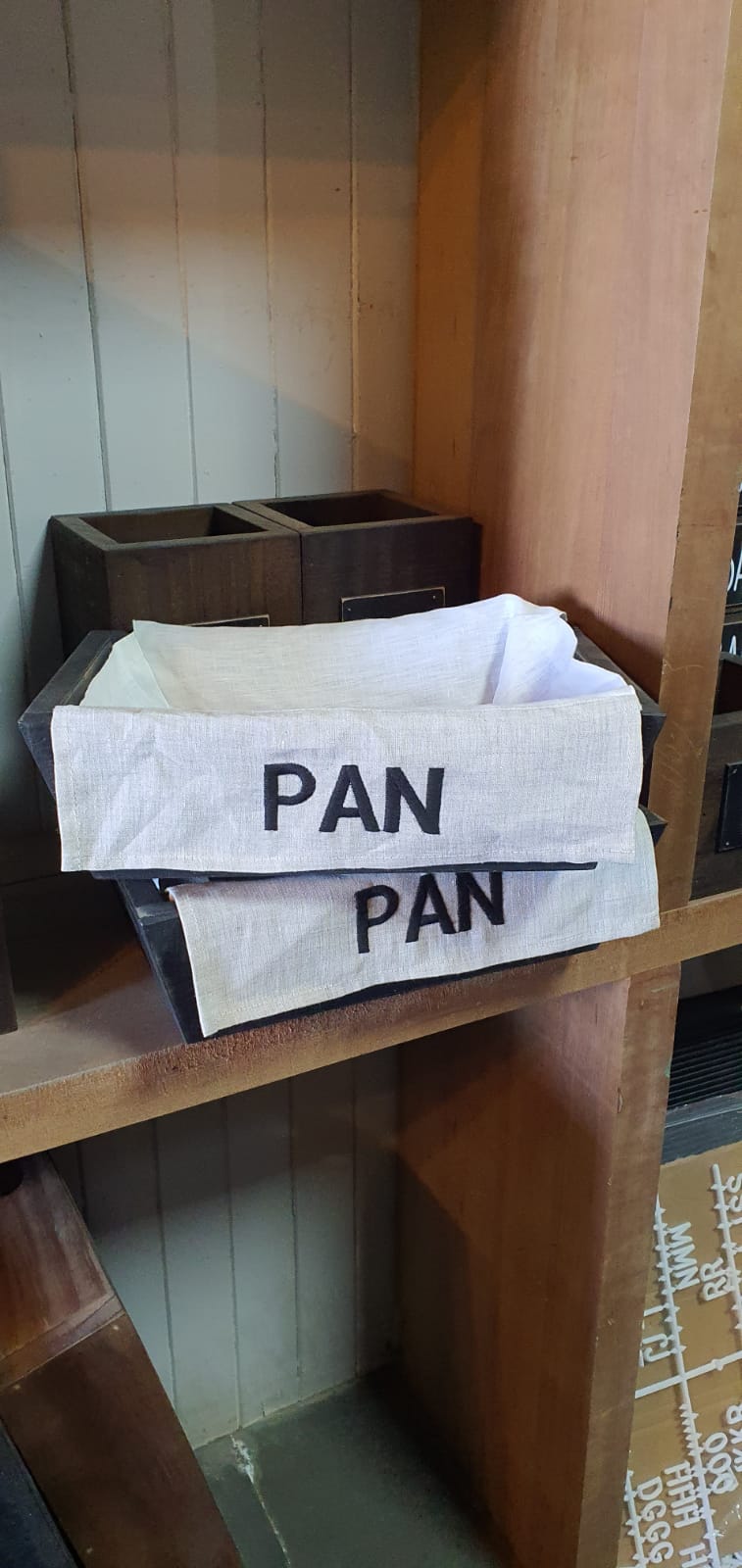 Panera negra con funda de lino